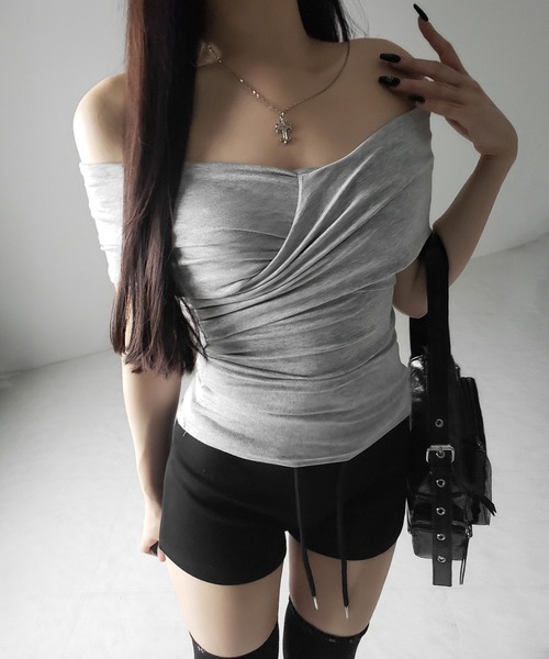 me+em select(ミームセレクト)の「【 2color 】オフショルドレープクロスギャザリングTシャツ /off shoulder draped cross gatherimg T-shirt(Tシャツ/カットソー・レディース・グレー/ブラック・FREE)」の12枚目の写真