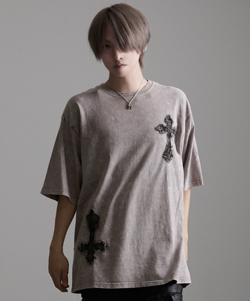 CavariA(キャバリア)の「『CavariA/キャバリア』クルーネックブラックデニムワッペンケミカル加工半袖Tシャツ(Tシャツ/カットソー・メンズ・グレー系1/スミクロ・L/M)」の1枚目の写真