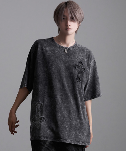 CavariA(キャバリア)の「『CavariA/キャバリア』クルーネックブラックデニムワッペンケミカル加工半袖Tシャツ(Tシャツ/カットソー・メンズ・グレー系1/スミクロ・L/M)」の2枚目の写真
