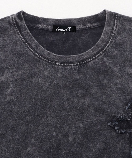 CavariA(キャバリア)の「『CavariA/キャバリア』クルーネックブラックデニムワッペンケミカル加工半袖Tシャツ(Tシャツ/カットソー・メンズ・グレー系1/スミクロ・L/M)」の3枚目の写真
