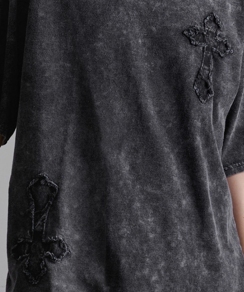 CavariA(キャバリア)の「『CavariA/キャバリア』クルーネックブラックデニムワッペンケミカル加工半袖Tシャツ(Tシャツ/カットソー・メンズ・グレー系1/スミクロ・L/M)」の12枚目の写真