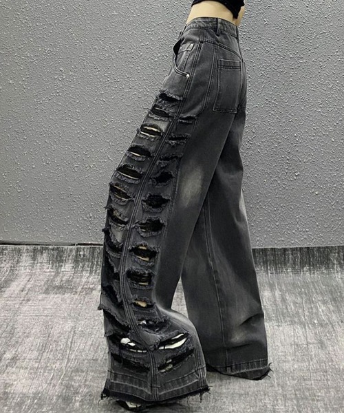 GLAMOROUS JANE(グラマラスジェーン)の「サイドダメージブラックデニムフレアパンツ(その他パンツ・レディース・ブラック・S/M/L)」の3枚目の写真