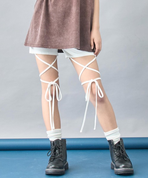 ANAP（アナップ）の「【 セルフカット調節可能 】クロスストラップバイカーレギンスパンツ（その他パンツ・レディース・ホワイト/ブラック・XS/S）」の3枚目の写真