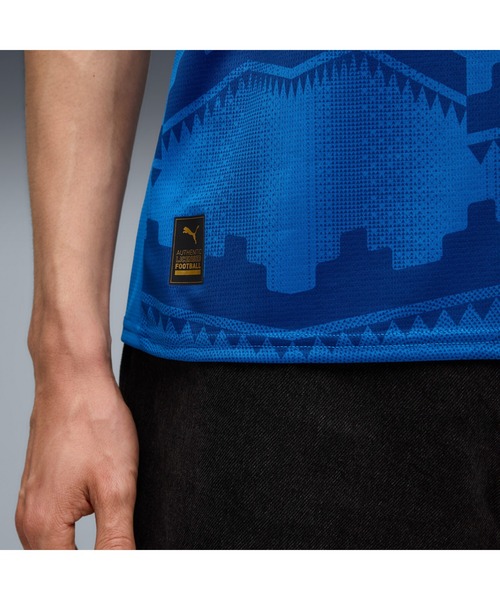 PUMA(プーマ)の「PUMA プーマ メンズ 2025-26 アルヒラル ホーム レプリカ 半袖 ユニフォーム(Tシャツ/カットソー・メンズ・ブルー・SMALL/X-LARGE/MEDIUM/LARGE/X-SMALL)」の5枚目の写真