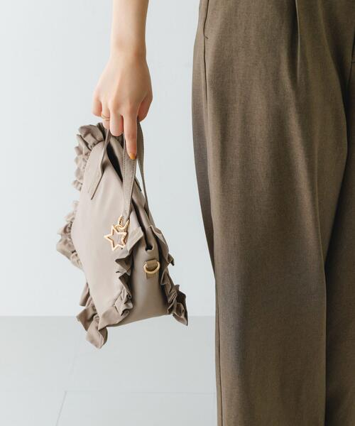 RODE SKO(ロデスコ)の「スターチャームフリルトートバッグ(トートバッグ・レディース・アイボリー/ブラック/モカ・ONE)」の4枚目の写真