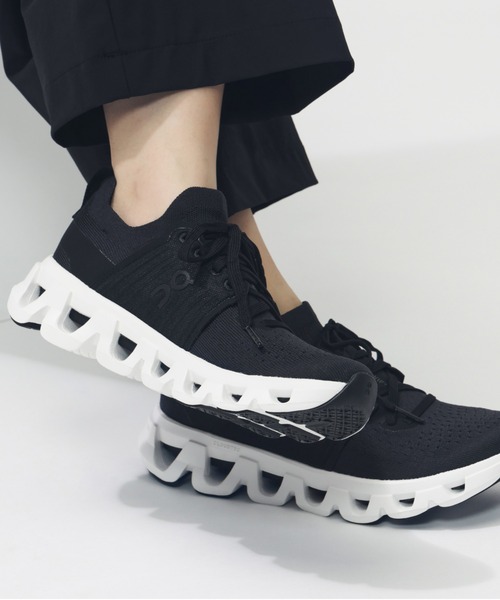 On（オン）の「オン ON Cloudswift 4（スニーカー・レディース・ブラック×ホワイト・23.0cm/23.5cm/24.0cm/24.5cm/25.0cm）」の4枚目の写真