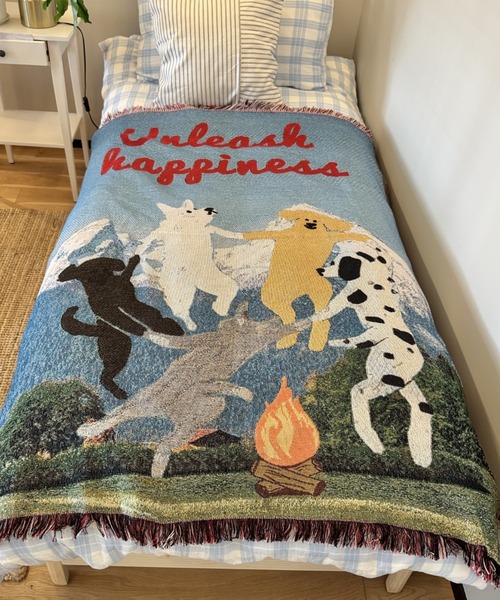 Made in I（メイドインアイ）の「Dog Paradise Tapestry Blanket