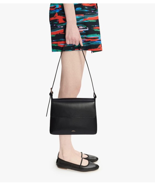 A.P.C.（アーペーセー）の「SAC VIRGINIE FLAP  /25A（ショルダーバッグ・レディース・ブラック・ONESIZE）」の7枚目の写真