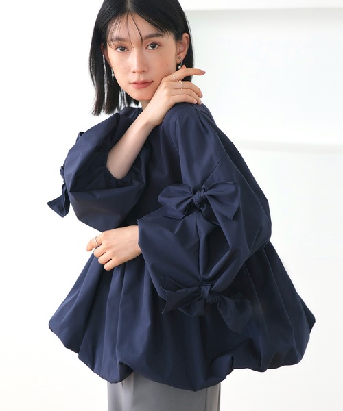 RUIRUE BOUTIQUE(ルイルエブティック)の「洗える ストレッチ | アシンメトリー リボン バルーン トップス | レディース ブラウス 体型カバー 長袖 オフィスカジュアル きれいめ シャツ(シャツ/ブラウス・レディース・ブラック/グレイッシュベージュ/ネイビー・S/M/L/LL)」の3枚目の写真