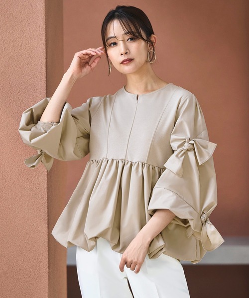 RUIRUE BOUTIQUE(ルイルエブティック)の「洗える ストレッチ | アシンメトリー リボン バルーン トップス | レディース ブラウス 体型カバー 長袖 オフィスカジュアル きれいめ シャツ(シャツ/ブラウス・レディース・ブラック/グレイッシュベージュ/ネイビー・S/M/L/LL)」の2枚目の写真