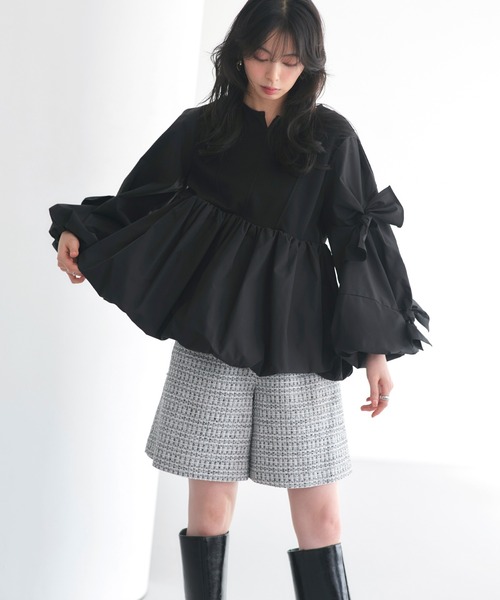 RUIRUE BOUTIQUE(ルイルエブティック)の「洗える ストレッチ | アシンメトリー リボン バルーン トップス | レディース ブラウス 体型カバー 長袖 オフィスカジュアル きれいめ シャツ(シャツ/ブラウス・レディース・ブラック/グレイッシュベージュ/ネイビー・S/M/L/LL)」の1枚目の写真