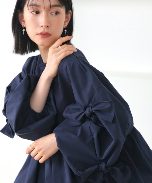 RUIRUE BOUTIQUE(ルイルエブティック)の「洗える ストレッチ | アシンメトリー リボン バルーン トップス | レディース ブラウス 体型カバー 長袖 オフィスカジュアル きれいめ シャツ(シャツ/ブラウス・レディース・ブラック/グレイッシュベージュ/ネイビー・S/M/L/LL)」の4枚目の写真