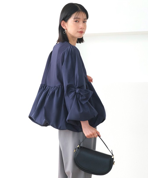 RUIRUE BOUTIQUE(ルイルエブティック)の「洗える ストレッチ | アシンメトリー リボン バルーン トップス | レディース ブラウス 体型カバー 長袖 オフィスカジュアル きれいめ シャツ(シャツ/ブラウス・レディース・ブラック/グレイッシュベージュ/ネイビー・S/M/L/LL)」の5枚目の写真