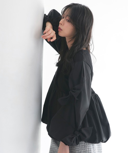 RUIRUE BOUTIQUE(ルイルエブティック)の「洗える ストレッチ | アシンメトリー リボン バルーン トップス | レディース ブラウス 体型カバー 長袖 オフィスカジュアル きれいめ シャツ(シャツ/ブラウス・レディース・ブラック/グレイッシュベージュ/ネイビー・S/M/L/LL)」の9枚目の写真