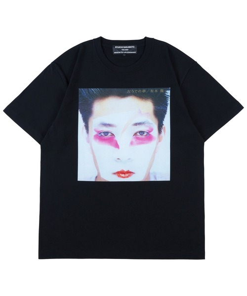 MEDICOM TOY(メディコムトイ)の「MLE 坂本龍一 「左うでの夢」 TEE(Tシャツ/カットソー・メンズ・ブラック・MEDIUM/LARGE/X-LARGE/SMALL)」の1枚目の写真