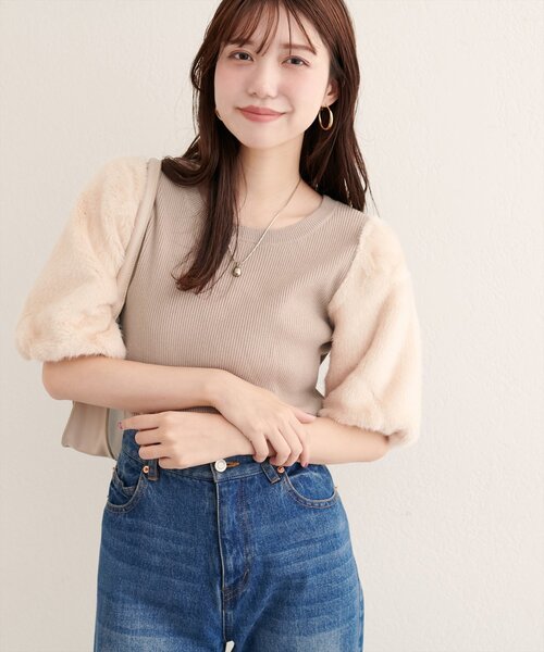 natural couture(ナチュラルクチュール)の「袖ファー切替リブニットプルオーバー(ニット/セーター・レディース・ブラウン/ベージュ/アイボリー・FREE)」の1枚目の写真