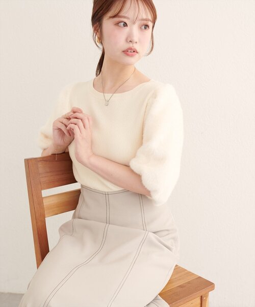 natural couture(ナチュラルクチュール)の「袖ファー切替リブニットプルオーバー(ニット/セーター・レディース・ブラウン/ベージュ/アイボリー・FREE)」の2枚目の写真