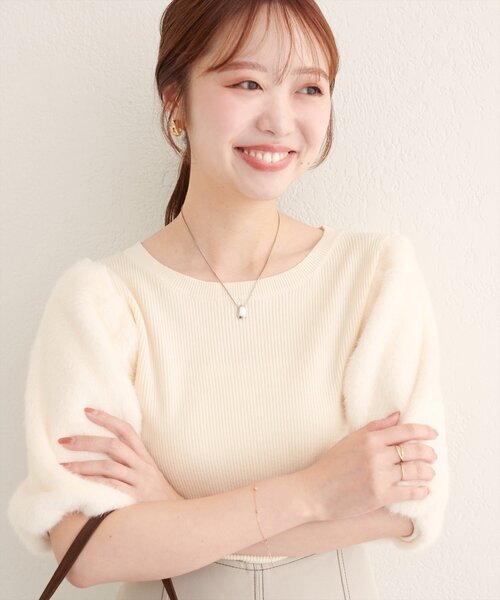 natural couture(ナチュラルクチュール)の「袖ファー切替リブニットプルオーバー(ニット/セーター・レディース・ブラウン/ベージュ/アイボリー・FREE)」の4枚目の写真