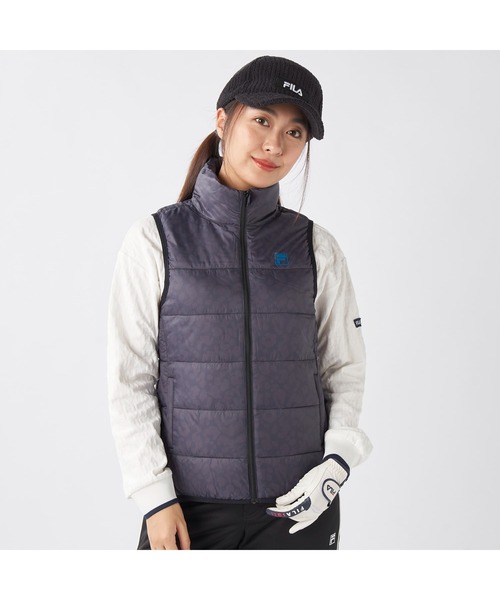 FILA GOLF(フィラゴルフ )の「FILA GOLF フィラゴルフ ゴルフウェア ワンポイント ロゴ 軽量 撥水 中綿入り フルジップ ハイネック ライトダウンベスト(ダウンベスト・レディース・オフホワイト/ブラック・LL/L/M)」の1枚目の写真