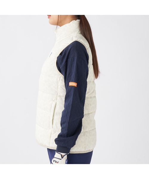 FILA GOLF(フィラゴルフ )の「FILA GOLF フィラゴルフ ゴルフウェア ワンポイント ロゴ 軽量 撥水 中綿入り フルジップ ハイネック ライトダウンベスト(ダウンベスト・レディース・オフホワイト/ブラック・LL/L/M)」の6枚目の写真