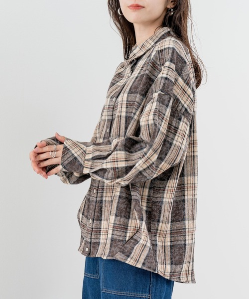 refinedworks(リファインドワークス)の「【refinedworks】シーズンムード高まる チェック柄タックシャツ!(シャツ/ブラウス・レディース・ブラウン/ブラック・FREE)」の3枚目の写真