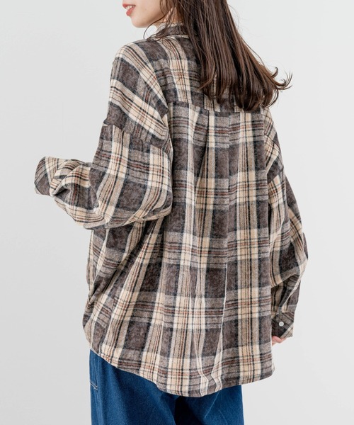refinedworks(リファインドワークス)の「【refinedworks】シーズンムード高まる チェック柄タックシャツ!(シャツ/ブラウス・レディース・ブラウン/ブラック・FREE)」の4枚目の写真