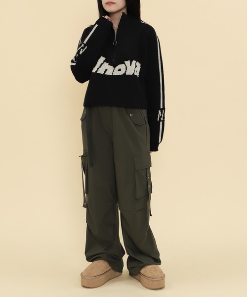 WOND(ウォンド)の「WOND/ハーフジップロゴラグランニットプルオーバー(ニット/セーター・レディース・ブラック/レッド・FREE)」の4枚目の写真