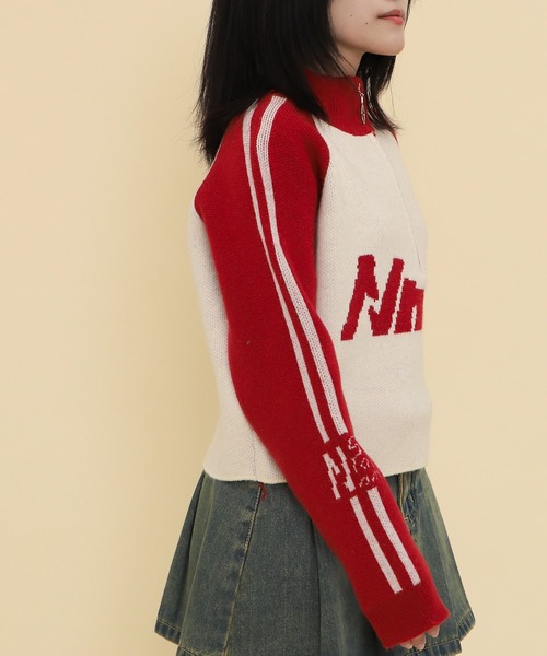 WOND(ウォンド)の「WOND/ハーフジップロゴラグランニットプルオーバー(ニット/セーター・レディース・ブラック/レッド・FREE)」の5枚目の写真