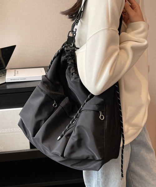 Flugge（フラッジー）の「【収納力抜群♪毎日使える万能バッグ】マルチポケットショルダーバッグ（ショルダーバッグ・レディース・ブラック・FREE）」の2枚目の写真