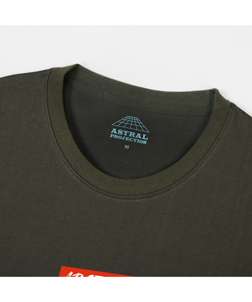 ASTRAL PROJECTION（アストラルプロジェクション）の「エイピースタジオ オーバーサイズ ロングスリーブTシャツ_カーキ（Tシャツ/カットソー・メンズ・その他・LARGE/MEDIUM/X-LARGE/XX-LARGE）」の3枚目の写真