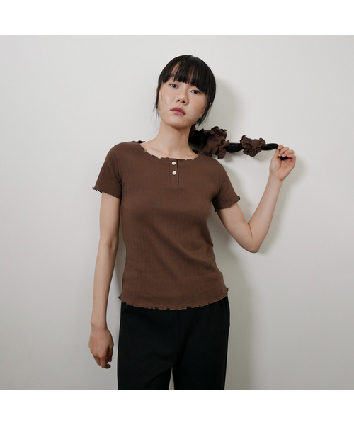 DEARSTALKER（ディアストーカー）の「D. ベーシック ポインテル ウェーブ ボタン T シャツ - 4 色（Tシャツ/カットソー・レディース・グレー/アイボリー/ブラウン/ミント・FREE）」の3枚目の写真