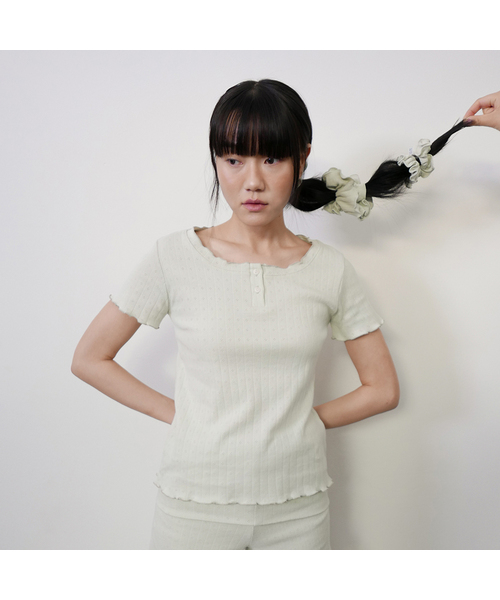 DEARSTALKER（ディアストーカー）の「D. ベーシック ポインテル ウェーブ ボタン T シャツ - 4 色（Tシャツ/カットソー・レディース・グレー/アイボリー/ブラウン/ミント・FREE）」の4枚目の写真