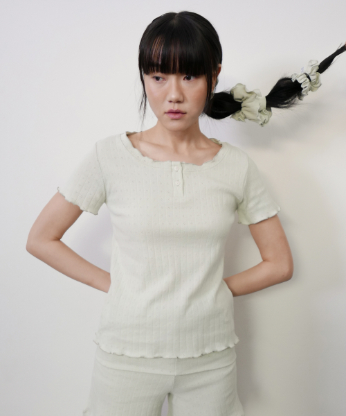 DEARSTALKER（ディアストーカー）の「D. ベーシック ポインテル ウェーブ ボタン T シャツ - 4 色（Tシャツ/カットソー・レディース・グレー/アイボリー/ブラウン/ミント・FREE）」の6枚目の写真