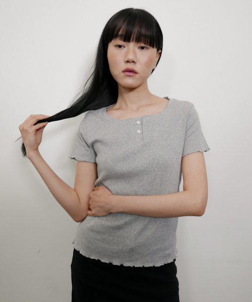 DEARSTALKER（ディアストーカー）の「D. ベーシック ポインテル ウェーブ ボタン T シャツ - 4 色（Tシャツ/カットソー・レディース・グレー/アイボリー/ブラウン/ミント・FREE）」の7枚目の写真