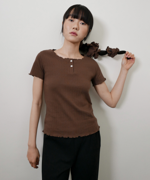 DEARSTALKER（ディアストーカー）の「D. ベーシック ポインテル ウェーブ ボタン T シャツ - 4 色（Tシャツ/カットソー・レディース・グレー/アイボリー/ブラウン/ミント・FREE）」の8枚目の写真