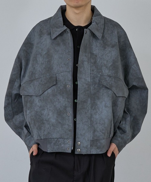 AH ABAHOUSE（エーエイチアバハウス）の「CROPPED NEO LEATHER A-2 JACKET / クロップドネオレザーA-2ジャケット（ブルゾン・メンズ・グレー/ブラウン/ブラック・46/48）」の2枚目の写真