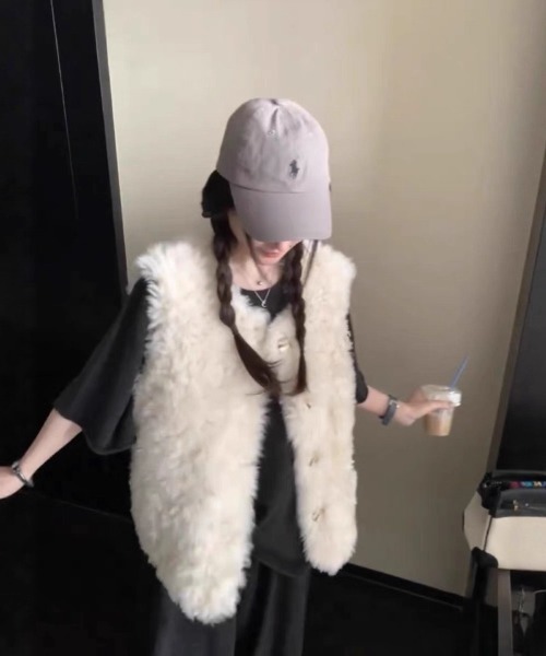 Ritzy（リッツィー）の「もこもこ フェイクファー ベスト（ベスト・レディース・キャメル/ホワイト・M/L）」の2枚目の写真