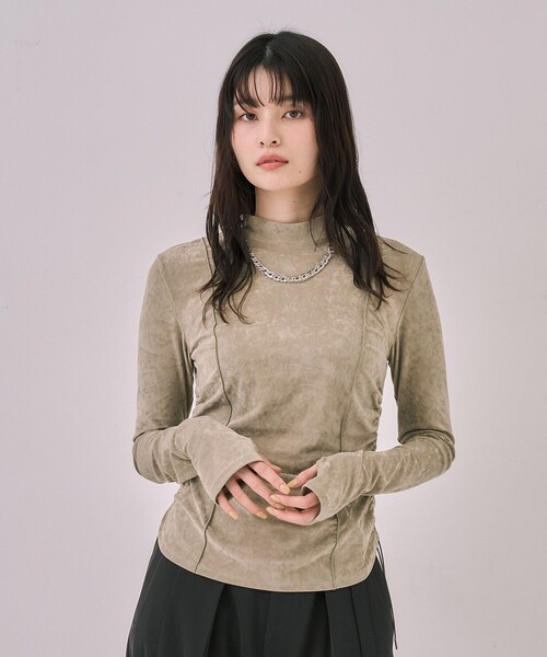 UNITED TOKYO（ユナイテッドトウキョウ）の「【残りわずか！】トリアセテートベロアプルオーバー｜ウォッシャブル/オフィスカジュアル/オケージョン/細見え/冬服（Tシャツ/カットソー・レディース・ブラック/ライトグリーン・FREE）」の4枚目の写真