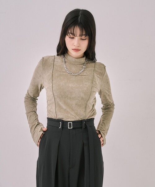 UNITED TOKYO（ユナイテッドトウキョウ）の「【残りわずか！】トリアセテートベロアプルオーバー｜ウォッシャブル/オフィスカジュアル/オケージョン/細見え/冬服（Tシャツ/カットソー・レディース・ブラック/ライトグリーン・FREE）」の5枚目の写真