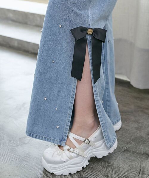 MAJESTIC LEGON（マジェスティックレゴン）の「サイドリボンビジューデニムパンツ（デニムパンツ・レディース・ブラック/サックスブルー・SMALL/MEDIUM）」の12枚目の写真
