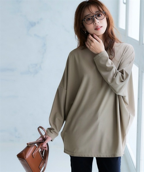 nissen（ニッセン）の「アウトラストソフトタッチカットジョーゼットオーバーサイズチュニック（温度調整・吸汗速乾・UVカット）＜大きいサイズ有＞（Tシャツ/カットソー・レディース・グレイッシュブルー/グレイッシュベージュ/ネイビー・3L/LL/L/M/S）」の2枚目の写真