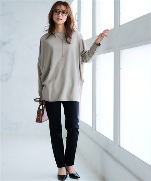 nissen（ニッセン）の「アウトラストソフトタッチカットジョーゼットオーバーサイズチュニック（温度調整・吸汗速乾・UVカット）＜大きいサイズ有＞（Tシャツ/カットソー・レディース・グレイッシュブルー/グレイッシュベージュ/ネイビー・3L/LL/L/M/S）」の5枚目の写真