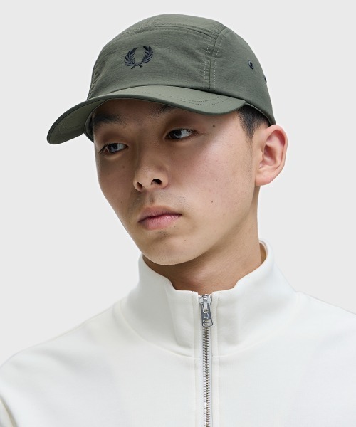 FRED PERRY（フレッドペリー）の「5 Panel Ripstop Cap／5パネルリップストップキャップ（キャップ・メンズ・ブラック/ダークカーキ・ONE SIZE）」の2枚目の写真