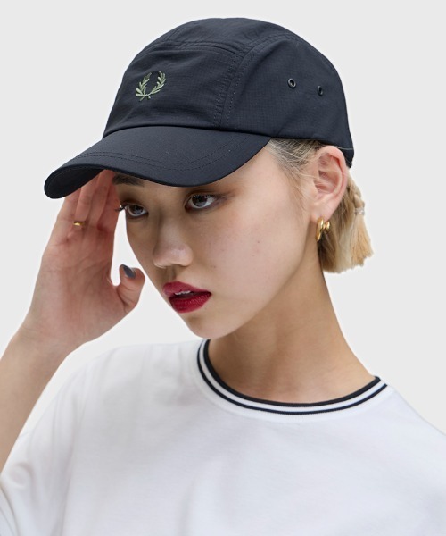 FRED PERRY（フレッドペリー）の「5 Panel Ripstop Cap／5パネルリップストップキャップ（キャップ・メンズ・ブラック/ダークカーキ・ONE SIZE）」の3枚目の写真