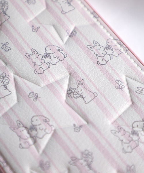 Vini（ヴィニ）の「ぷっくり 星柄 キルティング フェイクレザー iPhone ケース 14.15.16.17（スマホケース/カバー・レディース・ライトピンク/ホワイト×ピンク・iPhone 16/iPhone 15/iPhone 14/iPhone 17）」の4枚目の写真