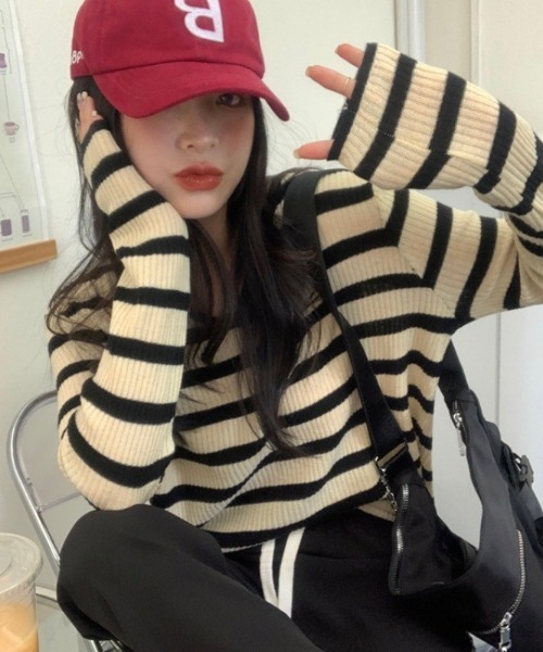 NoBelle(ノベル)の「ボーダー Vネックリブセーター(ニット/セーター・レディース・ブラック・FREE)」の2枚目の写真