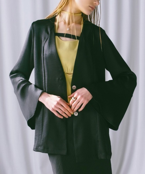 sahara（サハラ）の「Flare Sleeve Satin Jacket/フレアスリーブサテンジャケット（その他アウター・レディース・ブラック/オフホワイト・FREE）」の2枚目の写真