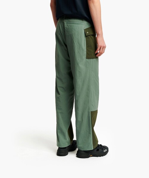 AIGLE(エーグル)の「撥水 UVカット CORDURA アクティブテック バイカラーパッチポケットパンツ(カーゴパンツ・メンズ・モスグリーン/グレー・44/42/38/40)」の4枚目の写真