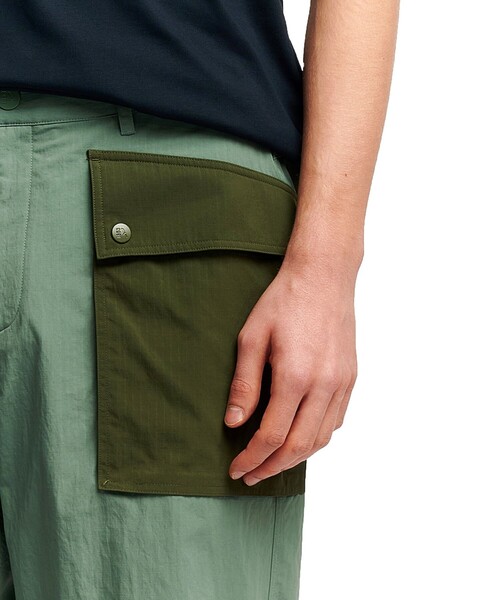 AIGLE(エーグル)の「撥水 UVカット CORDURA アクティブテック バイカラーパッチポケットパンツ(カーゴパンツ・メンズ・モスグリーン/グレー・44/42/38/40)」の5枚目の写真