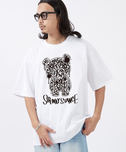 SIDEWAY STANCE（サイドウェイスタンス）の「【SIDEWAY STANCE】グラフィック プリント 半袖Tシャツ（Tシャツ/カットソー・メンズ・ホワイト系2/ホワイト/ブラック/ホワイト系5/ホワイト系3/ブラック系その他5/ブラック系その他3/ブラック系/ホワイト系その他4/ホワイト系その他2/ブラック系その他/ホワイト系1/ホワイト系/ブラック系3/ブラック系1/ホワイト系6/ホワイト系4/ブラック系その他6/ブラック系その他4/ホワイト系その他3/ホワイト系その他/ブラック系4/ブラック系2/ブラック系その他2/ホワイト系その他6/ホワイト系その他5/ブラック系6/ブラック系5・LARGE/SMALL/MEDIUM）」の5枚目の写真